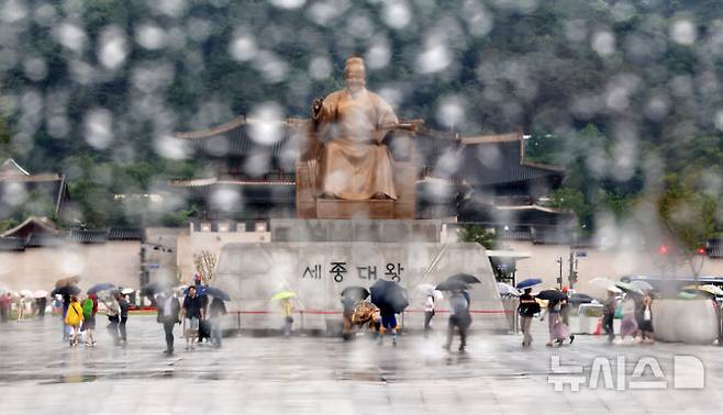 [서울=뉴시스] 조성우 기자 = 장마가 시작된 20일 오전 서울 광화문광장에서 시민들이 우산을 쓰고 이동하고 있다. 2025.06.20. xconfind@newsis.com