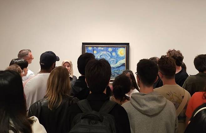 [뉴시스] 작품을 보려는 관객들이 몰려 발 디딜 틈이 없다. 빈센트 반 고흐의 '별이 빛나는 밤에'. (사진=이한빛) *재판매 및 DB 금지