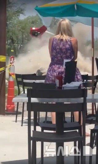 [뉴시스]미국 미시간주에서 헬기 한 대가 식당 바로 옆에 추락해 식사하던 손님들이 급하게 대피하는 소동이 벌어졌다. (사진=뉴욕포스트)