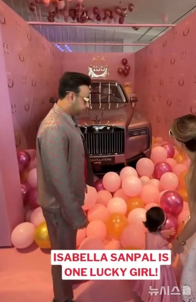 [뉴시스] 두바이에 거주하는 인도인 사업가가 생후 1년 된 딸에게 맞춤형 롤스로이스 차량을 선물해 화제이다. (사진=인스타그램) 2025.06.21