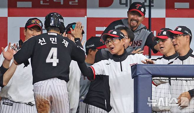 [서울=뉴시스] 김금보 기자 = 8일 서울 구로구 고척스카이돔에서 열린 프로야구 2025 KBO리그 LG 트윈스와 키움 히어로즈의 경기, 7회초 2사 2루 LG 김현수 2점 홈런때 선행주자 신민재가 염경엽 감독의 격려를 받고 있다. 2025.06.08. kgb@newsis.com