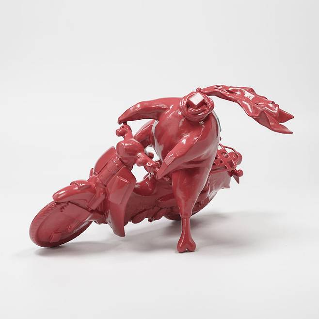 돈선필, 〈통닭라이더〉, 2024, 광경화수지조형, 레진, 프라이머, 에폭시퍼티, 아크릴 페인트, 바니쉬, 26 × 39.5 × 32.5 cm, 작가 소장 *재판매 및 DB 금지