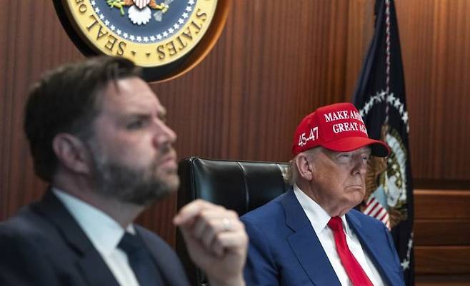 [워싱턴=AP/뉴시스] 도널드 트럼프 대통령이 21일(현지 시간) 백악관 상황실에서 이란 폭격 '자정의 해머' 작전을 지켜보고 있다. 좌측에 JD 밴스 부통령이 함께 앉아 있다. 2025.05.23. *재판매 및 DB 금지