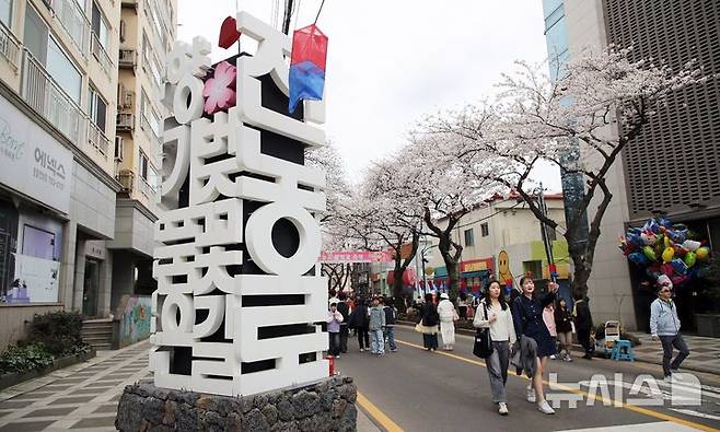 [제주=뉴시스] 우장호 기자 = 꽃샘추위가 찾아온 29일 오후 제주시 삼도일동 거리에 왕벚꽃 축제를 보기 위해 시민과 관광객들의 발길이 이어지고 있다. 2025.03.29. woo1223@newsis.com