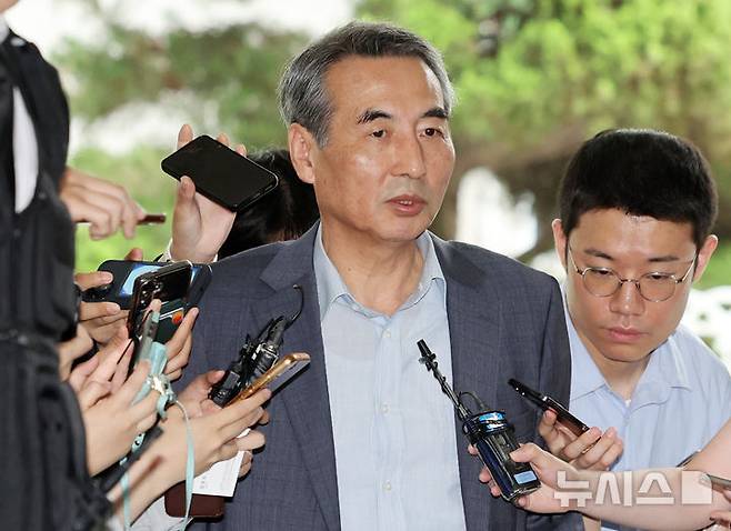 [서울=뉴시스] 이영환 기자 = 김건희 여사 의혹을 수사하는 민중기 특별검사가 24일 오전 서울 서초구의 사무실로 출근하며 취재진의 질문에 답하고 있다. 2025.06.24. 20hwan@newsis.com