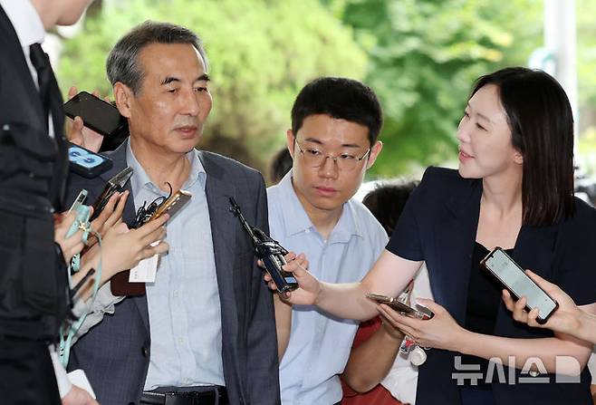 [서울=뉴시스] 이영환 기자 = 김건희 여사 의혹을 수사하는 민중기 특별검사가 24일 오전 서울 서초구의 사무실로 출근하며 취재진의 질문에 답하고 있다. 2025.06.24. 20hwan@newsis.com