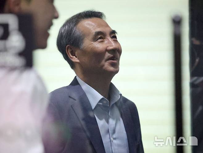 [서울=뉴시스] 이영환 기자 = 김건희 여사 의혹을 수사하는 민중기 특별검사가 24일 오전 서울 서초구의 사무실로 출근하고 있다. 2025.06.24. 20hwan@newsis.com