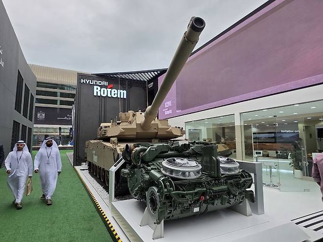 [창원=뉴시스] 강경국 기자 = UAE 아부다비에서 IDEX 2025 국제방산전시회가 지난 17일(현지시각)부터 21일까지 열리는 가운데 현대로템 야외부스에 중동형 K2전차(K2ME)와 국산파워팩이 전시돼 있다. (사진=SNT다이내믹스 제공). 2025.02.18. photo@newsis.com *재판매 및 DB 금지