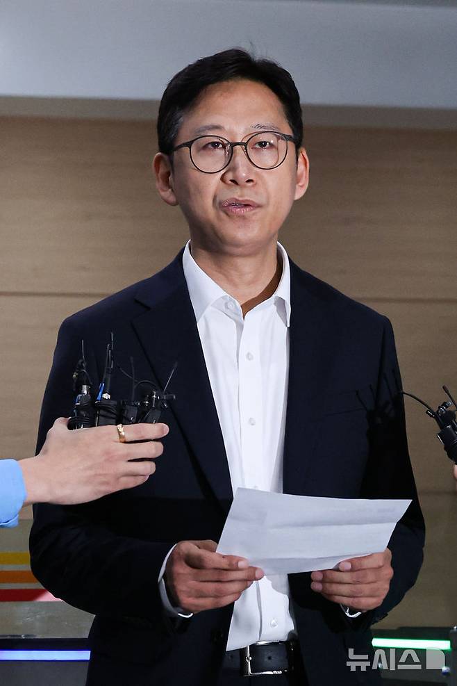 [서울=뉴시스] 권창회 기자 = 배경훈 과학기술정보통신부 장관 후보자가 24일 오전 서울 종로구 광화문 우체국에 마련된 인사청문회 준비 집무실로 출근하며 발언하고 있다. 2025.06.24. kch0523@newsis.com