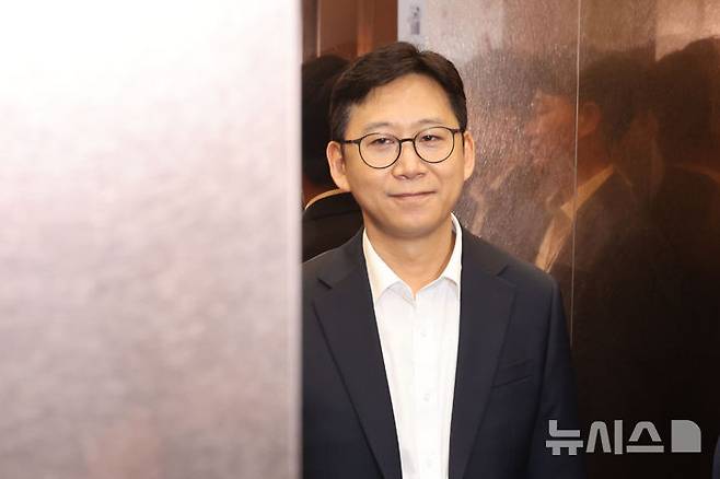 [서울=뉴시스] 권창회 기자 = 배경훈 과학기술정보통신부 장관 후보자가 24일 오전 서울 종로구 광화문 우체국에 마련된 인사청문회 준비 집무실로 출근하고 있다. 2025.06.24. kch0523@newsis.com