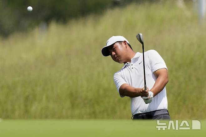 [오크몬트=AP/뉴시스] 김주형이 10일(현지 시간) 미 펜실베이니아주 오크몬트의 오크몬트 컨트리클럽에서 열리는 제125회 US오픈을 앞두고 연습 라운딩하고 있다. US오픈은 12일부터 15일까지 열리며 한국 선수로는 임성재·김시우·안병훈·김주형이 출전한다. 2025.06.11.