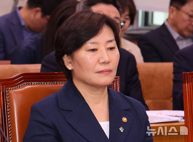 [서울=뉴시스] 김금보 기자 = 송미령 농림축산식품부 장관이 23일 오후 서울 여의도 국회에서 열린 농림축산식품해양수산위원회 전체회의에서 송 장관 유임에 대한 전종덕 진보당 의원의 항의 발언을 듣고 있다. 2025.06.23. kgb@newsis.com