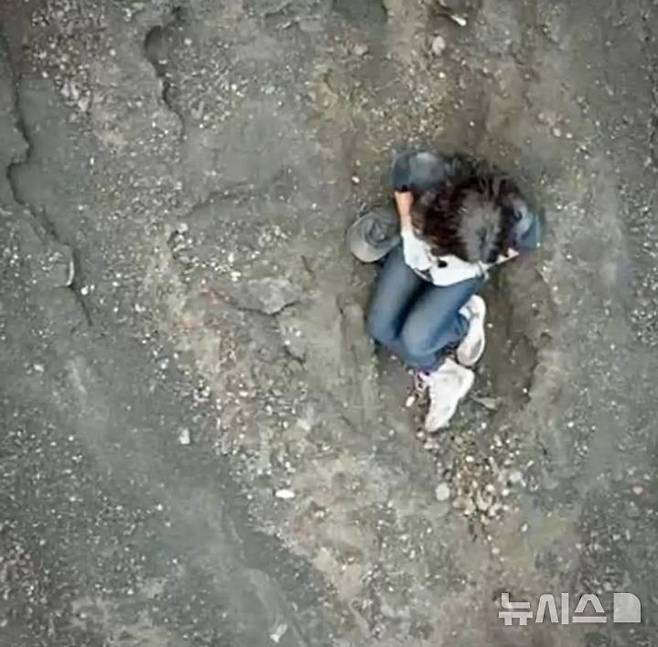 [뉴시스]브라질 관광객 줄리아나 마린스가 린자니산 분화구 근처로 추락했다. 마린스에게 접근하려 시도하던 중 촬영한 드론 영상.(사진=뉴욕포스트) 2025.6.23