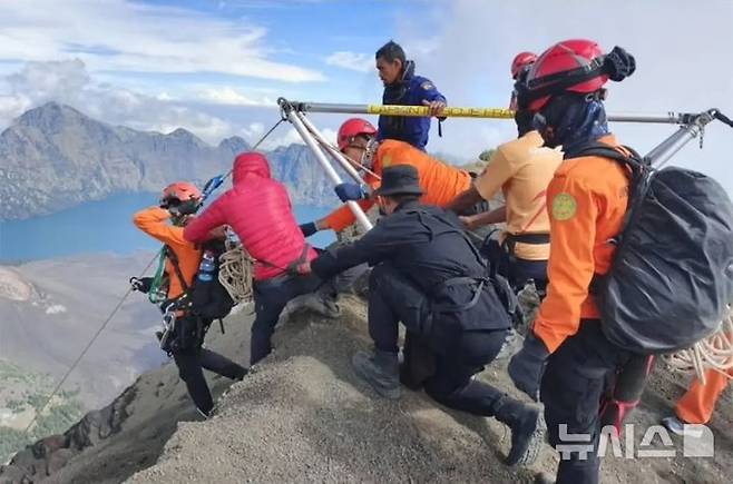 [뉴시스] 마린스 구조를 시도하고 있는 구조대. (사진=뉴욕포스트) 2025.6.23