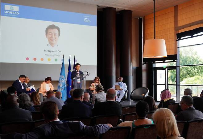 [진주=뉴시스] 조규일 경남 진주시장이 '제17회 유네스코 창의도시 연례회의'에서 우수 문화정책 사례를 발표하고 있다. (사진=진주시 제공) 2025.06.24. photo@newsis.com *재판매 및 DB 금지