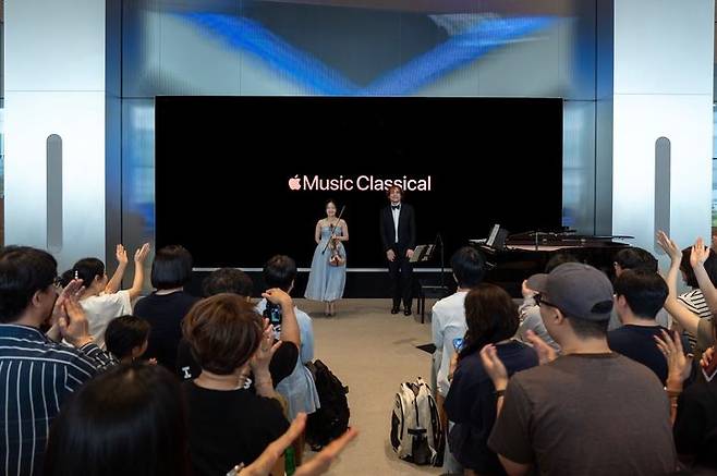[서울=뉴시스] 지난 23일 바이올리니스트 김봄소리가 애플 명동스토에서 '투데이 앳 애플(Today at Apple) 세션에서 '퍼포먼스: 김봄소리'를 개최했다. (사진=애플 제공) 2025.06.24. photo@newsis.com *재판매 및 DB 금지