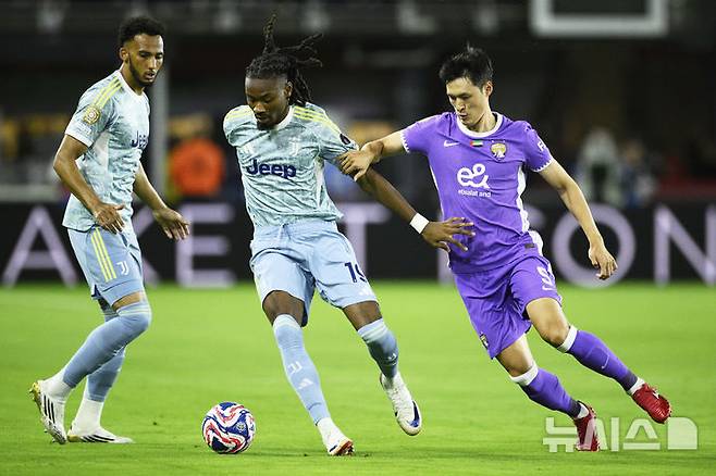 [워싱턴=AP/뉴시스] 축구 국가대표 미드필더 박용우(알아인·아랍에미리트), 2025 국제축구연맹(FIFA) 클럽월드컵 조별리그 G조 1차전에서 유벤투스(이탈리아) 상대. 2025.06.18.