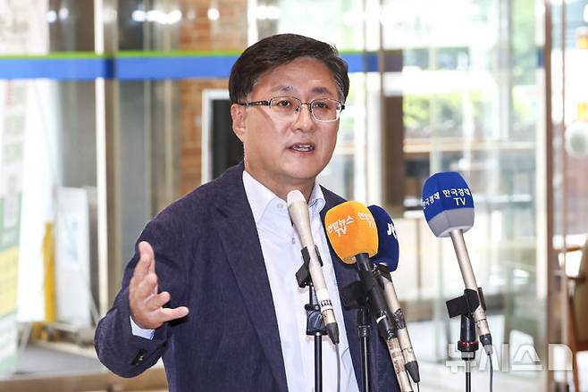 [서울=뉴시스] 고승민 기자 = 김성환 환경부 장관 후보자가 24일 서울 여의도 이룸센터어 마련된 후보자 사무실로 출근하던 중 취재진 질문에 답하고 있다. 2025.06.24. kkssmm99@newsis.com