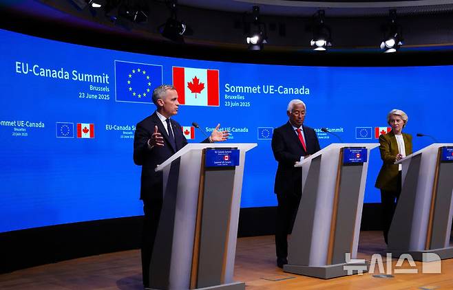 [브뤼셀=AP/뉴시스] 유럽연합(EU)과 캐나다 정상이 23일(현지 시간) 벨기에 브뤼셀에서 정상회담을 열고 방위·안보 협정을 체결한 뒤 공동 기자회견을 하고 있다. 왼쪽부터 마크 카니 캐나다 총리와 안토니우 코스타 EU정상회의 상임의장, 우르줄라 폰데어라이엔 EU집행위원장. 2025.06.24.