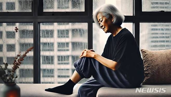 [서울=뉴시스]기압이 낮아지고 습도가 높아지는 장마철에는 관절이 잘 붓고 통증이 더 심해져 관절염이나 허리질환을 앓고 있는 환자들은 건강 관리에 각별히 유의해야 한다. (사진= 뉴시스DB) 2025.06.24. photo@newsis.com.