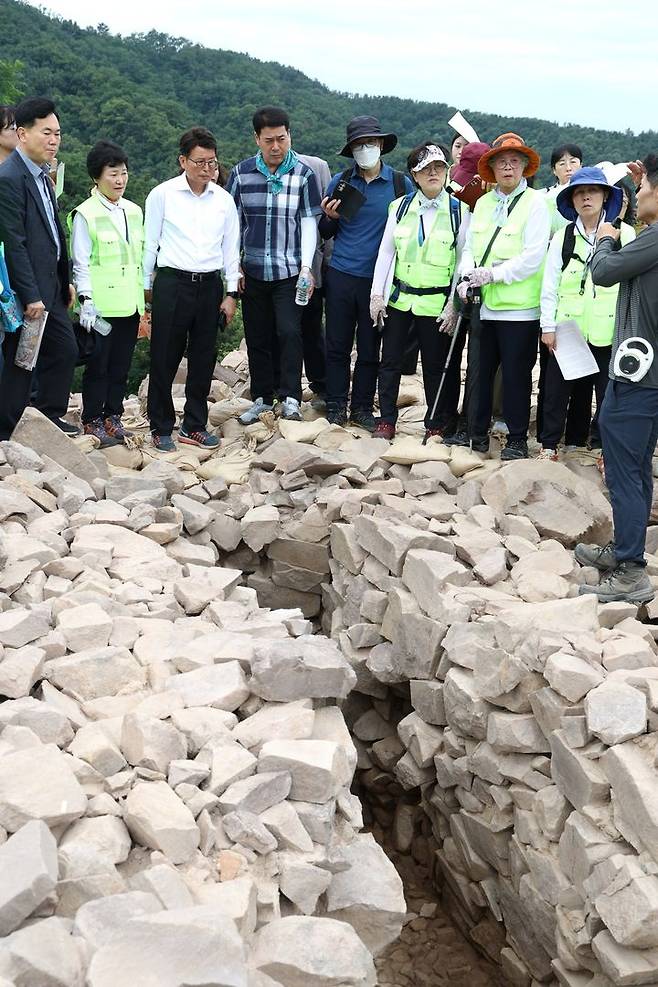 [대구=뉴시스] 정재익 기자 = 24일 오전 대구 북구 구암동 고분군 일대에서 제100∼102호분 발굴 조사 성과를 공개하는 현장설명회가 진행되고 있다. 2025.06.24. jjikk@newsis.com *재판매 및 DB 금지