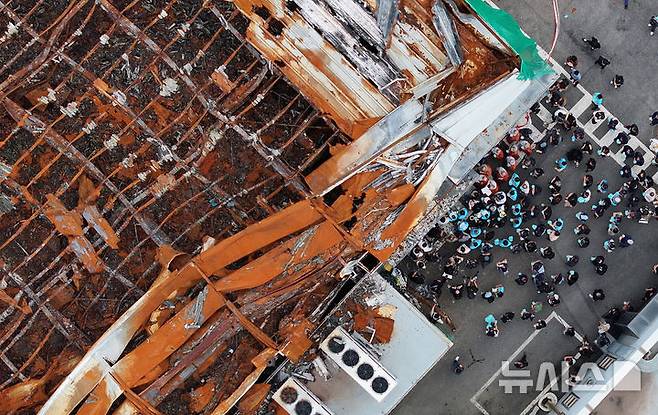 [화성=뉴시스] 김종택 기자 = 24일 경기 화성시 전곡리 아리셀 참사 화재현장에서 열린 '아리셀 참사 1주기 현장 추모 위령제'에서 유가족과 참석자들이 참사 현장에 헌화하고 있다. (공동취재) 2025.06.24. photo@newsis.com