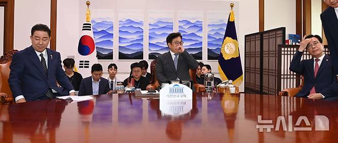 [서울=뉴시스] 김금보 기자 = 우원식 국회의장이 24일 오전 서울 여의도 국회에서 김병기 당대표 직무대행 겸 원내대표, 송언석 국민의힘 원내대표와 회동을 하고 있다. (공동취재) 2025.06.24. photo@newsis.com