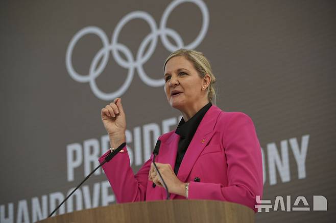 [로잔=AP/뉴시스]국제올림픽위원회(IOC) 신임 위원장으로 취임한 커스티 커번트리가 23일(현지 시간) 스위스 로잔 올림픽 하우스에서 열린 IOC 위원장 이취임식에서 취임 연설을 하고 있다. 2025.06.24.