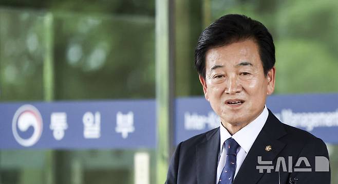 [서울=뉴시스] 김선웅 기자 = 정동영 통일부장관 후보자가 24일 서울 종로구 통일부 남북관계관리단에 마련된 인사청문회 준비 사무실로 출근하며 취재진의 질문에 답하고 있다. 2025.06.24. mangusta@newsis.com