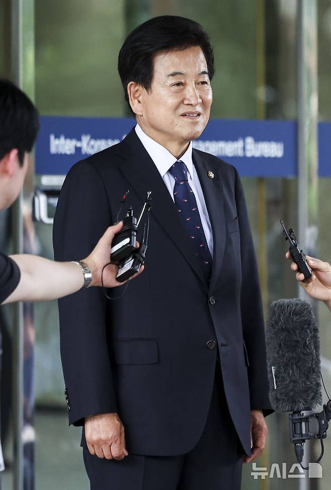 [서울=뉴시스] 김선웅 기자 = 정동영 통일부장관 후보자가 24일 서울 종로구 통일부 남북관계관리단에 마련된 인사청문회 준비 사무실로 출근하며 취재진의 질문에 답하고 있다. 2025.06.24. mangusta@newsis.com