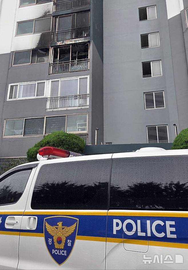 [부산=뉴시스] 김민지 기자 = 새벽 시간대 발생한 화재로 자매가 참변을 당한 24일 오후 부산 부산진구의 한 아파트 화재 현장에 합동 감식이 진행되고 있다. 2025.06.24. mingya@newsis.com