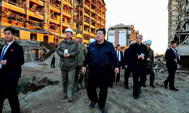 [서울=뉴시스] 김정은 북한 국무위원장이 지난해 11월 4일 평안북도 의주군 어적리, 신의주시 하단리의 대규모 수해 피해복구 건설 현장을 현장 지도했다고 조선중앙TV가 작년 11월 5일 보도했다. (사진=조선중앙TV 캡쳐) 2025.06.24. photo@newsis.com *재판매 및 DB 금지