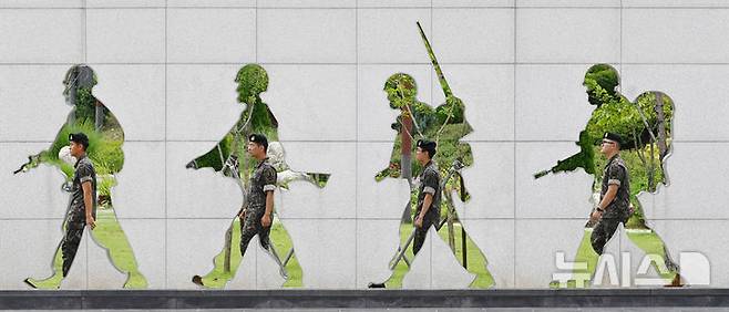 [오산=뉴시스] 김종택 기자 = 6·25 전쟁 75주년을 하루 앞둔 24일 경기 오산시 죽미령 평화공원을 찾은 육군 제51사단 장병들이 유엔스미스 특수임무대의 행군 모습이 새겨진 조형물 앞을 걷고 있다. 2025.06.24. jtk@newsis.com