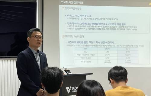 연고 이전이 확정된 뒤 브리핑하는 권철근 OK저축은행 배구단 단장 [촬영 이대호]