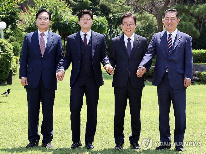 (서울=연합뉴스) 한상균 기자 = 이재명 대통령이 22일 한남동 관저에서 여야 지도부와 오찬에 앞서 기념촬영을 하고 있다.      왼쪽부터 국민의힘 송언석 원내대표, 김용태 비상대책위원장, 이 대통령, 더불어민주당 김병기 당대표 직무대행 겸 원내대표. 2025.6.22 xyz@yna.co.kr 연합뉴스