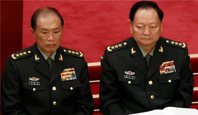 지난 2022년 10월 중국 공산당 중앙군사위원회 부주석으로 임명된 장여우샤(張又俠, 오른쪽)와 허웨이둥(何衛東). 두 사람은 중앙군사위 주석인 시진핑을 보좌하는 중국인민해방군 서열 2위, 3위로 최측근이다. 하지만 허웨이둥은 지난해 말부터 부패 혐의로 조사를 받고 있는 것으로 알려졌다. 연합뉴스