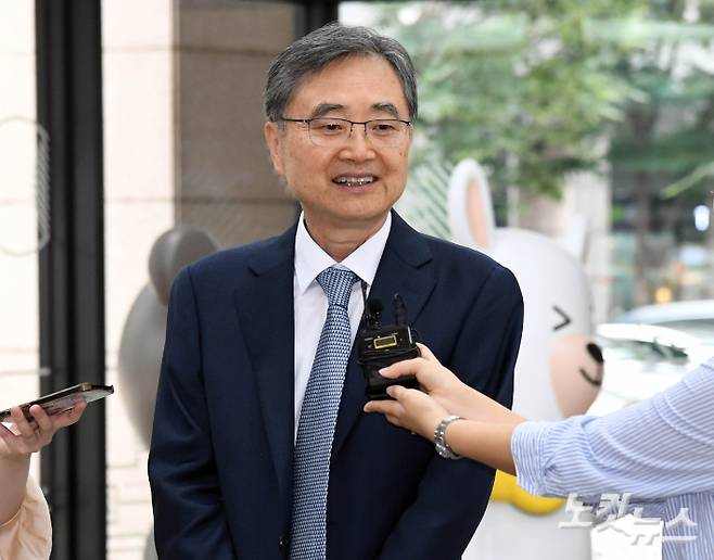 조현 외교부 장관 후보자가 24일 오전 서울 종로구 대우빌딩에 마련된 인사청문회 준비 사무실로 출근하며 취재진의 질문에 답변하고 있다. 황진환 기자