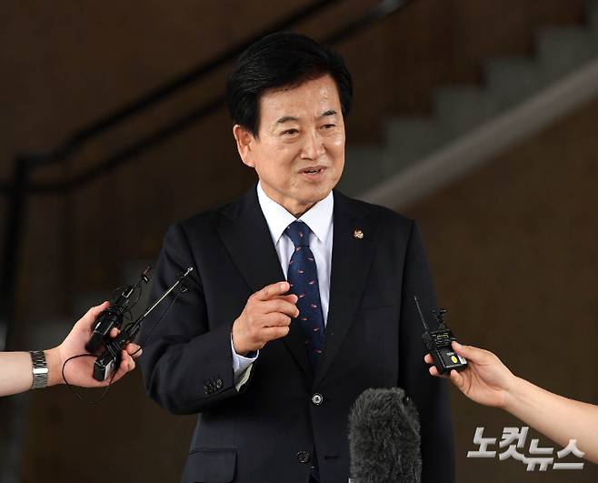 정동영 통일부 장관 후보자가 24일 오후 서울 종로구 남북관계관리단에 마련된 인사청문회 준비 사무실로 출근하며 취재진의 질문에 답하고 있다. 황진환 기자