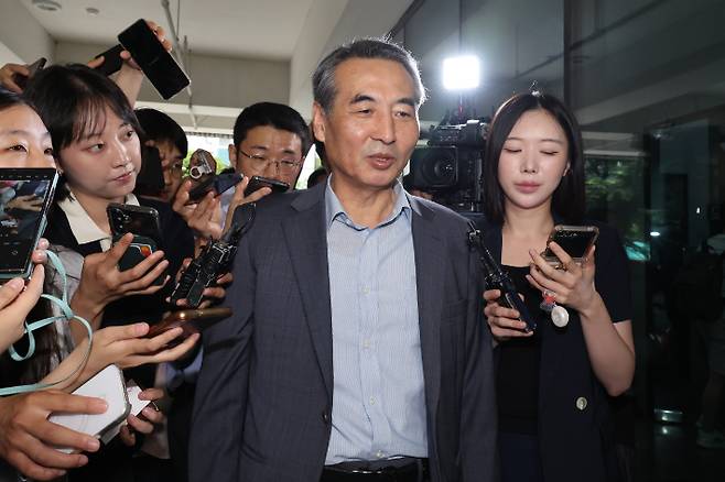 윤석열 전 대통령 부인 김건희 여사 관련 의혹을 수사하는 민중기 특별검사가 24일 서울 서초구 서초동에 마련된 임시 사무실로 출근하며 취재진 질문에 답하고 있다. 연합뉴스