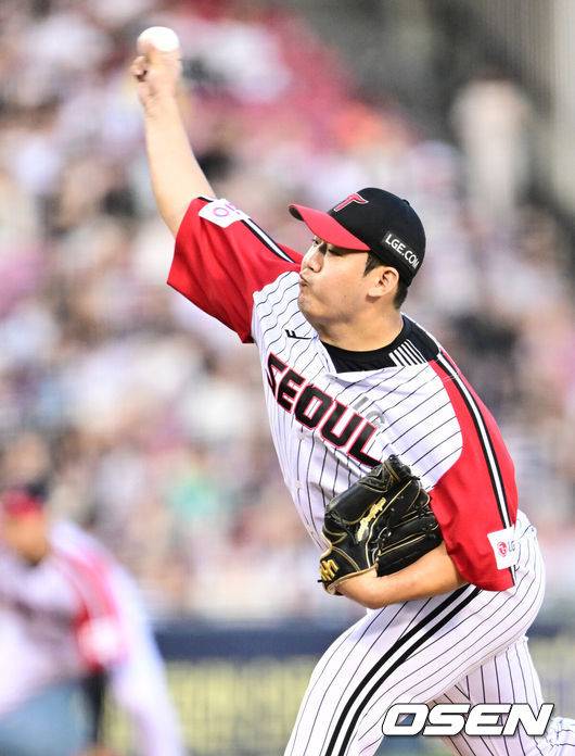 [OSEN=잠실, 조은정 기자]22일 오후 서울 잠실구장에서 2025 신한 SOL Bank KBO리그 LG 트윈스와 두산 베어스의 경기가 열렸다.LG는 송승기, 두산은 최승용이 선발로 나섰다.8회초 무사 만루 LG 성동현이 역투하고 있다.  2025.06.22 /