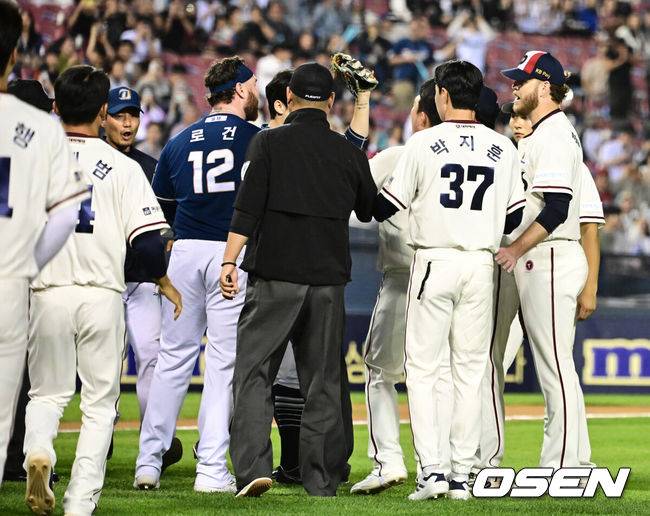 [OSEN=잠실, 지형준 기자] 23일 오후 서울 잠실구장에서 2025 신한 SOL Bank KBO리그 두산 베어스와 NC 다이노스의 경기가 열렸다.이날 두산은 콜어빈, NC는 로건 앨런을 선발로 내세웠다.6회초 2사에서 NC 박건우가 두산 콜어빈의 몸쪽 볼에 놀라며 마운드로 걸어나가자 양석환, 김기연이 막아서며 벤치클리어링 발생했다. 양팀 선수들이 언쟁을 벌이고 있다. 2025.05.23 /jpnews@osen.co.kr