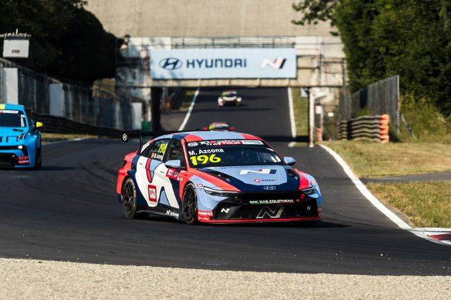 '2025 TCR 월드투어' 3라운드 이탈리아 대회에서 현대자동차 '더 뉴 엘란트라 N TCR(국내명: 더 뉴 아반떼 N TCR)'이 주행하는 모습.