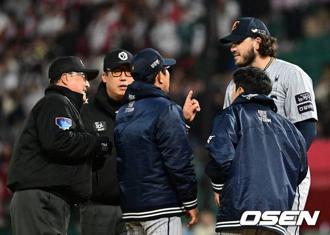 [OSEN=인천, 김성락 기자] 3회말 한화 폰세(오른쪽)과 심판들로부터 입김을 불고 공을 바로 던지지 말라는 주의를 받은 뒤  양상문 코치와 이야기를 나누고 있다. 2025.04.15 / ksl0919@osen.co.kr