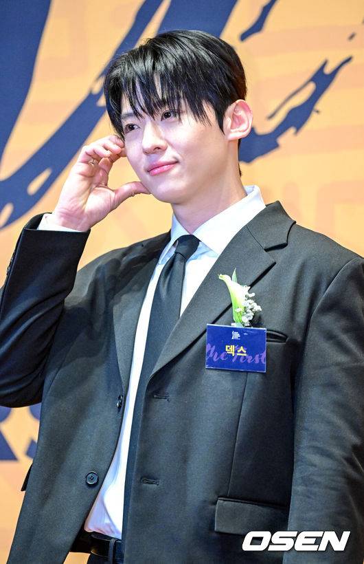 [OSEN=최규한 기자] 7일 오전 서울 장충동 신라호텔에서 ‘2025 대한민국 퍼스트브랜드 대상’ 시상식이 열렸다.이번 시상식은 매년 대규모 소비자 조사를 통해 한 해를 이끌어갈 브랜드를 선정한다. 덱스가 남자 멀티테이너상을 수상한 뒤 포즈를 취하고 있다. 2025.01.07 / dreamer@osen.co.kr