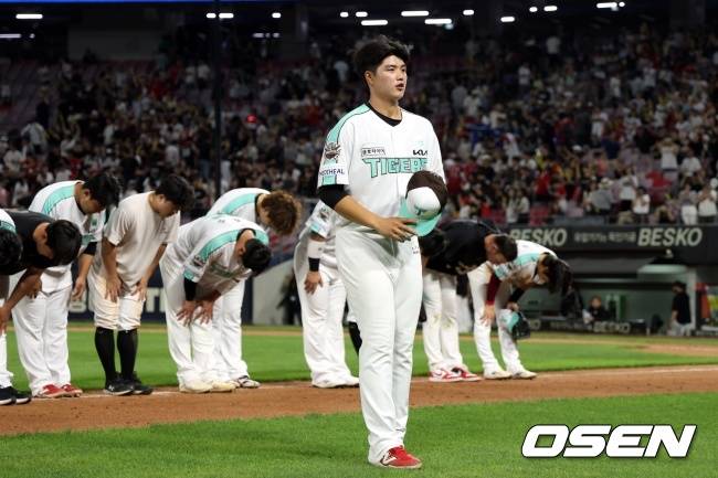 김태형이 선수단을 대표해 관중들에게 승리인사를 하고 있다./KIA 타이거즈 제공