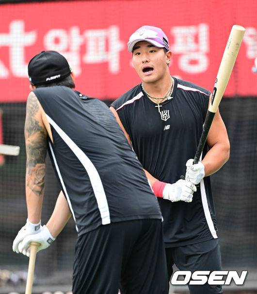 [OSEN=수원, 김성락 기자] 24일 오후 수원 KT위즈파크에서 2025 신한 SOL Bank KBO리그 KT 위즈와 LG 트윈스의 경기가 열렸다.KT는 헤이수스, 엘지는 치리노스를 선발투수로 내세웠다경기 시작에 앞서 KT 안현민, 김민혁이 이야기를 나누고 있다. 2025.06.24 / ksl0919@osen.co.kr