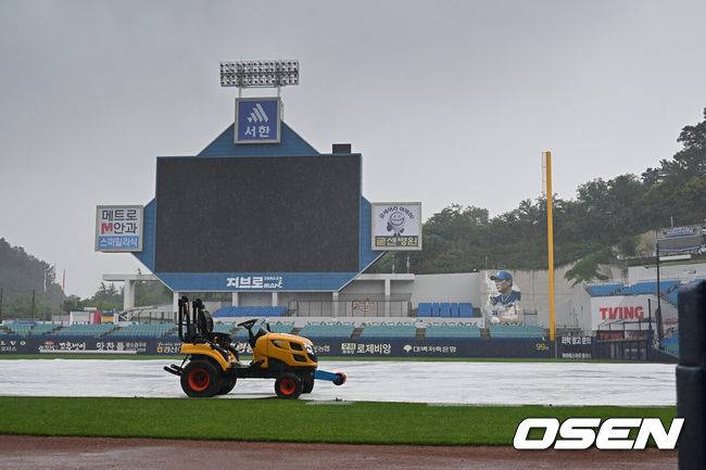 [OSEN=대구, 이석우 기자] 24일 대구삼성라이온즈파크에서 2025 신한 SOL 뱅크 KBO 리그 삼성 라이온즈와 한화 이글스의 경기가 열린다. 홈팀 삼성은 최원태가, 방문팀 한화는 와이스가 선발 출전한다. 대구삼성라이온즈파크에 비가 내리고 있다. 2025.06.24 / foto0307@osen.co.kr