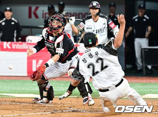 [OSEN=수원, 김성락 기자] 24일 오후 수원 KT위즈파크에서 2025 신한 SOL Bank KBO리그 KT 위즈와 LG 트윈스의 경기가 열렸다.KT는 헤이수스, LG는 치리노스를 선발투수로 내세웠다.6회말 2사 2루 KT 허경민이 1타점 적시타 때 2루주자 장성우가 홈으로 내달려 득점을 올리고 있다. 2025.06.24 / ksl0919@osen.co.kr