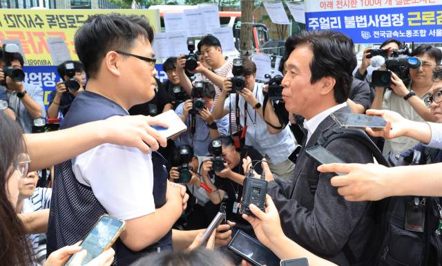 ▲김영훈 고용노동부 장관 후보자가 24일 인사청문회 준비 사무실이 위치한 서울 중구 서울지방고용노동청으로 들어가다 민주노총 금속노조 주얼리분회 조합원들의 요청에 대화 하고 있다. ⓒ연합뉴스