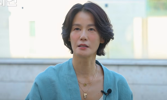 배우 김지호가 ADHD(주의력 결핍, 과잉 행동 장애)를 갖고 있다고 솔직하게 털어놨다. 유튜브 채널 ‘지금백지연’ 캡처